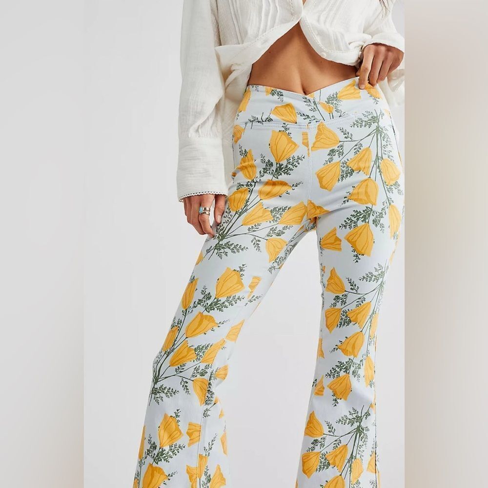 Free People Venice Beach Printed Flare Jeans in Sky Combo Cali Poppies. Size 26 - Picture 3 of 4